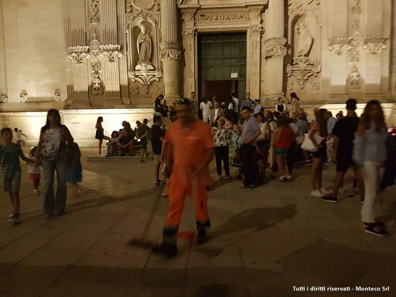 operatore ecologico spazza piazza Duomo