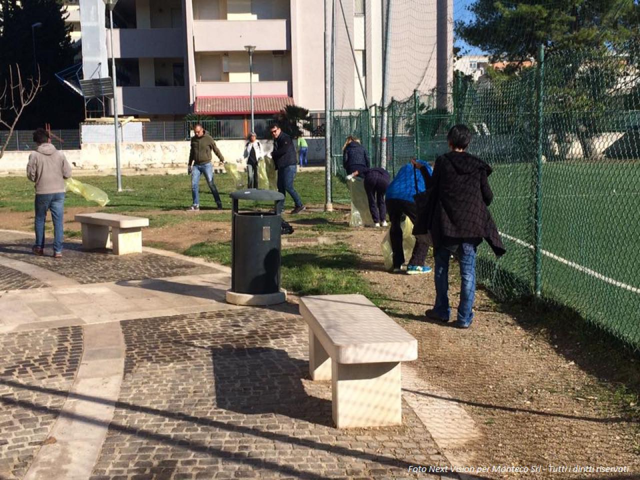 persone che raccolgono i rifiuti