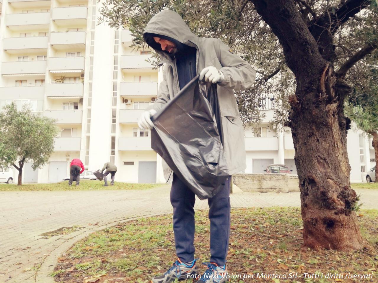 uomo con busta dei rifiuti in casa