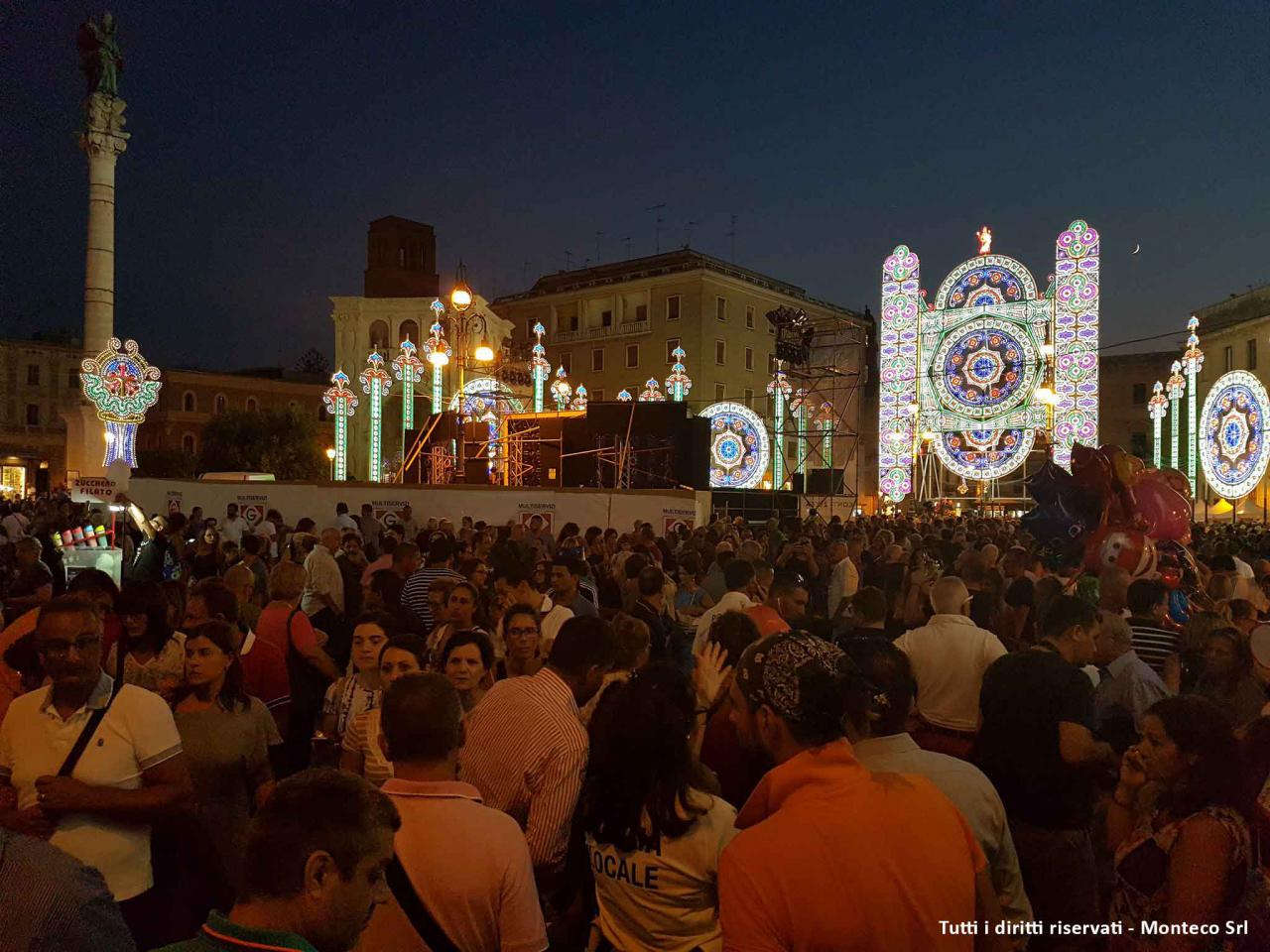 persone che assistono allo spettacolo