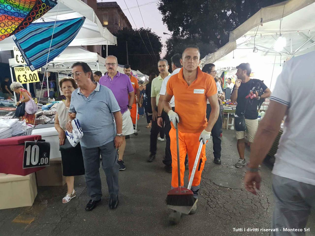 operatore ecologico spazza strade