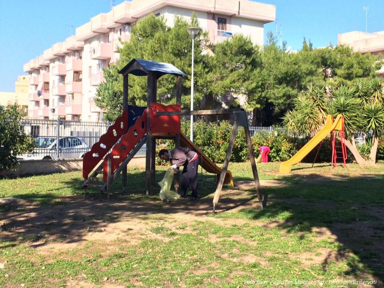 persone che raccolgono i rifiuti