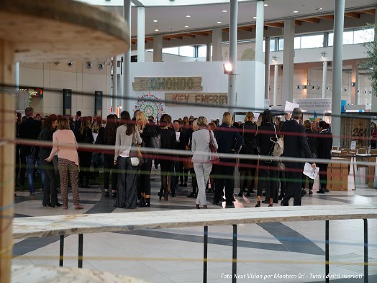 fila per accedere alla fiera