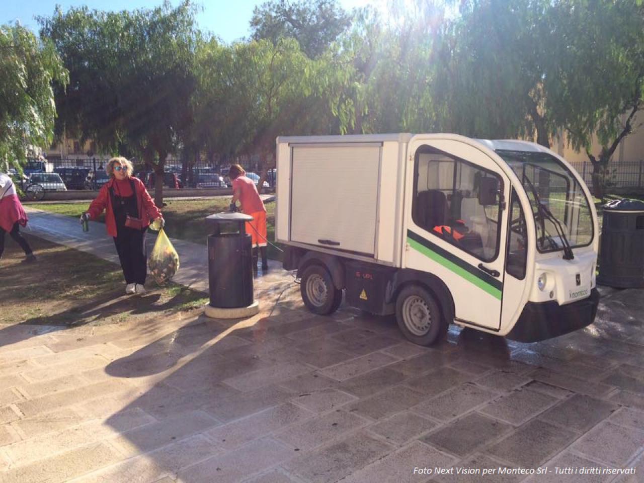 camioncino dei rifiuti, persone che raccolgono i rifiuti