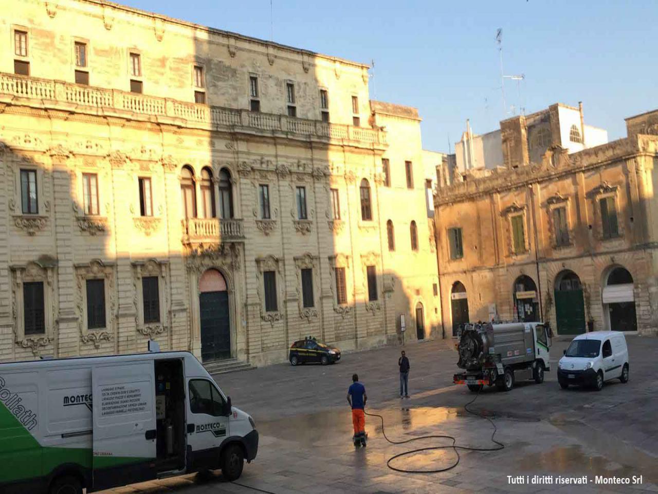 piazza Duomo, operatori ecologici