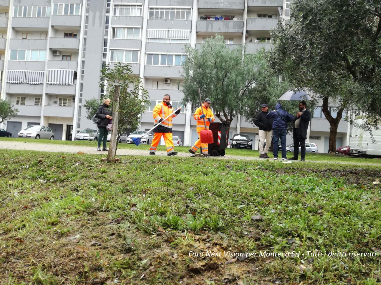 operatori ecologici puliscono