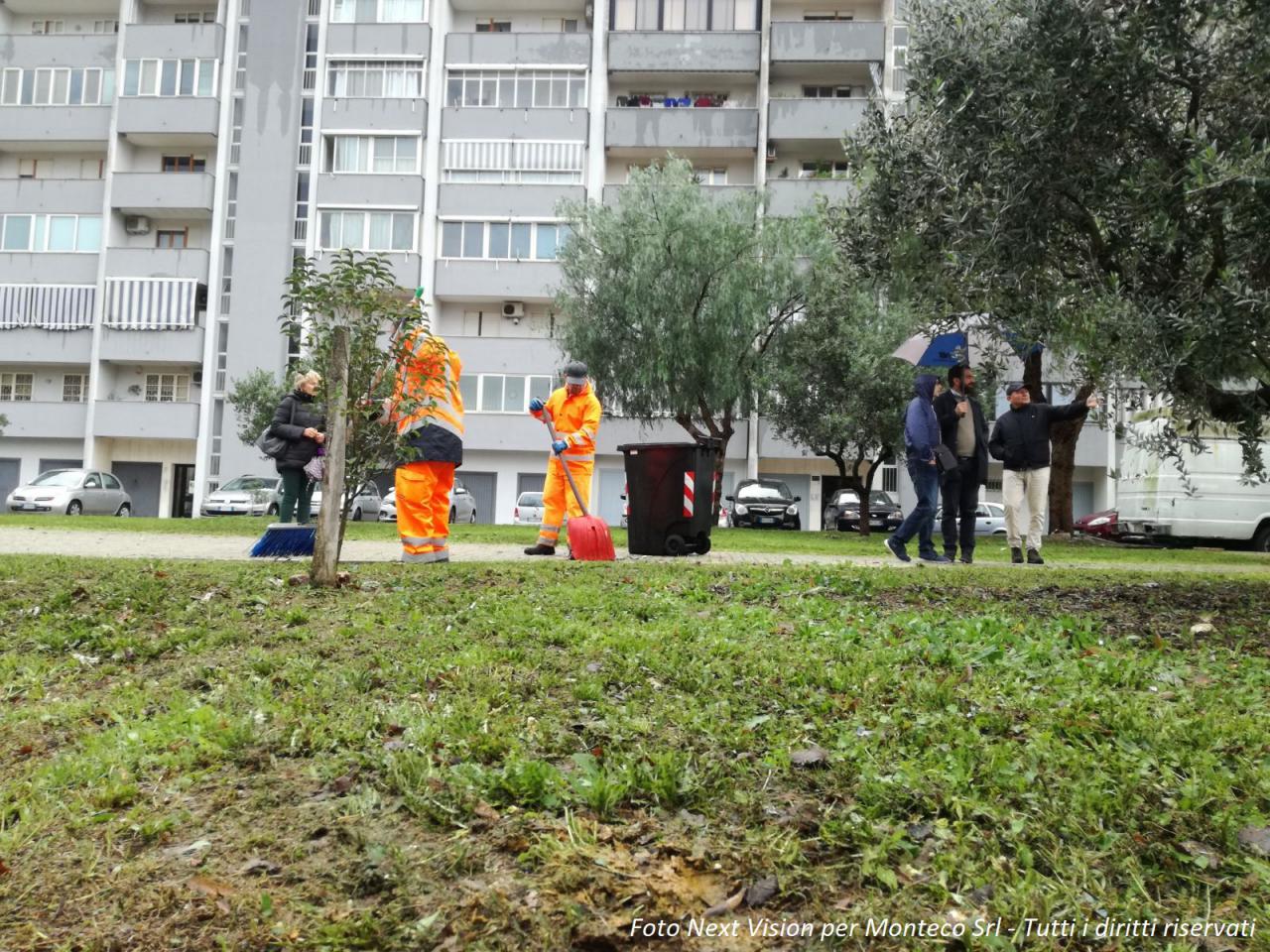 operatori ecologici puliscono