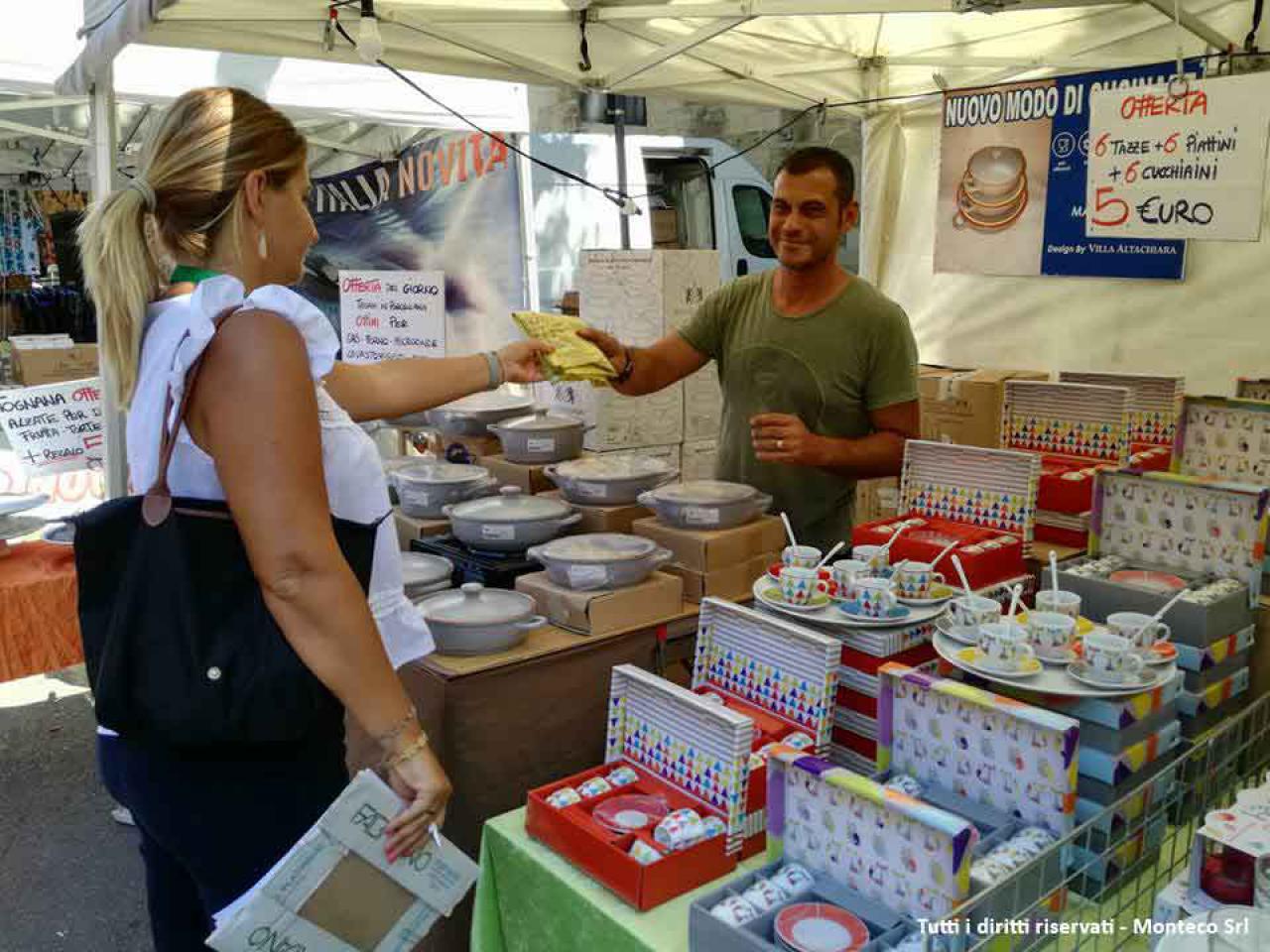 uomo che vende un oggetto ad una donna