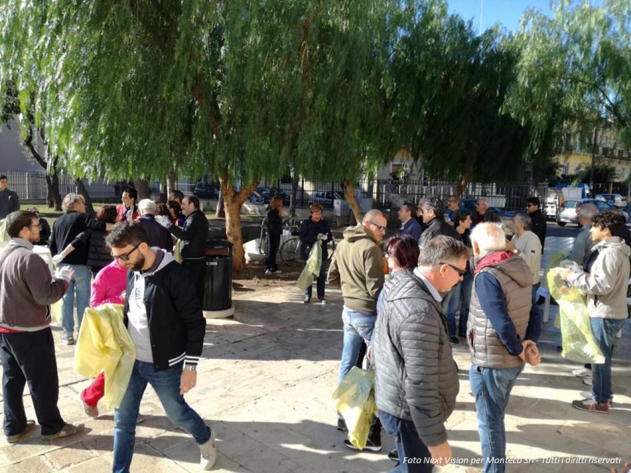 persone che raccolgono i rifiuti